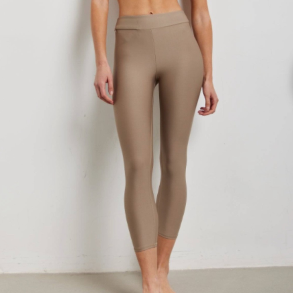 ALO Yoga XS Airlift High Waist Capri in Gravel